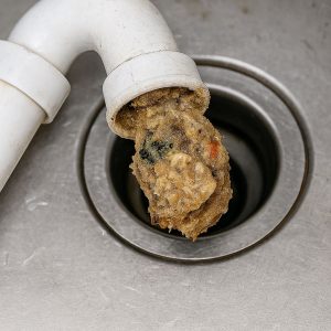 زیر سینک pvc که خشک یا ترک خورده و مانع عملکرد درست در جلوگیری از بوی فاضلاب شده است 